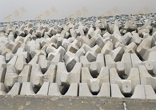 扭王字块现场安装(1).jpg 扭王字块现场安装(1).jpg