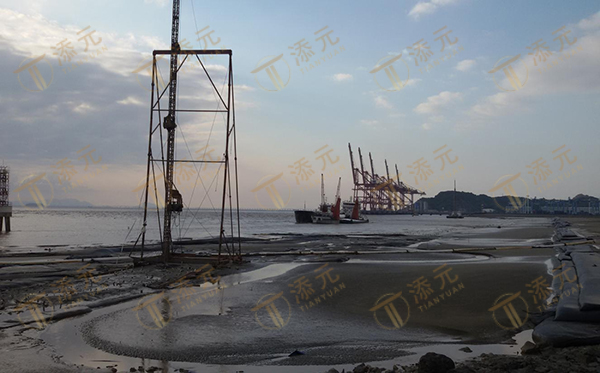 海上船插与潮间带插板、海上铺排同步施工.jpg 海上船插与潮间带插板、海上铺排同步施工.jpg