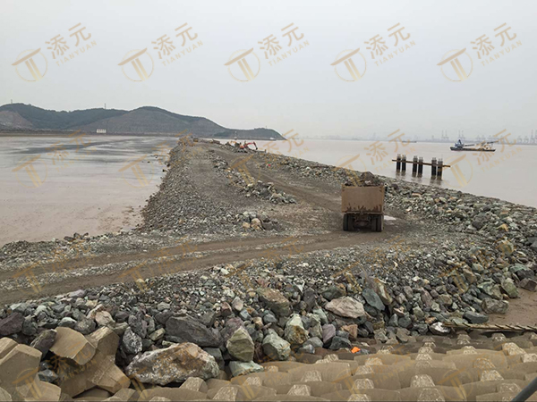 围堤堤身汽运抛石.jpg 围堤堤身汽运抛石.jpg