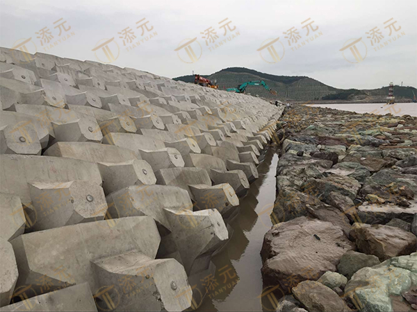 扭王字块安装.jpg 扭王字块安装.jpg