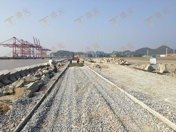 堤顶防浪墙基础垫层浇筑.jpg 堤顶防浪墙基础垫层浇筑.jpg