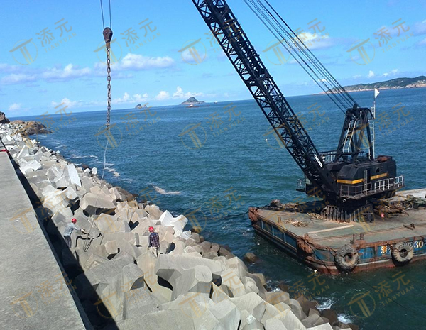 浮吊船从平板船上吊装块体.jpg