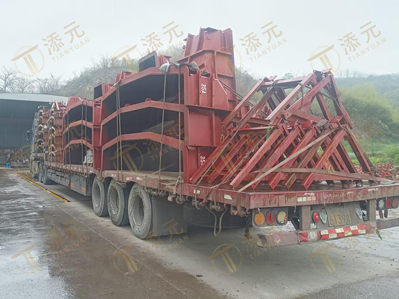 5Tアクロポード用車輪付き鋼製型枠 & 35Tアクロポード用無車輪型枠